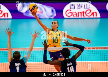 APELDOORN, PAYS-BAS - OCTOBRE 13: Gabriela Gabi Braga Guimaraes du Brésil pointe le ballon lors du demi-finale match entre l'Italie et le Brésil le jour 19 du Championnat du monde de volley-ball des femmes FIVB 2022 à l'Omnisport Apeldoorn sur 13 octobre 2022 à Apeldoorn, pays-Bas (photo de René Nijhuis/Orange Pictures) Banque D'Images