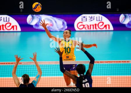 APELDOORN, PAYS-BAS - OCTOBRE 13: Gabriela Gabi Braga Guimaraes du Brésil pointe le ballon lors du demi-finale match entre l'Italie et le Brésil le jour 19 du Championnat du monde de volley-ball des femmes FIVB 2022 à l'Omnisport Apeldoorn sur 13 octobre 2022 à Apeldoorn, pays-Bas (photo de René Nijhuis/Orange Pictures) Banque D'Images