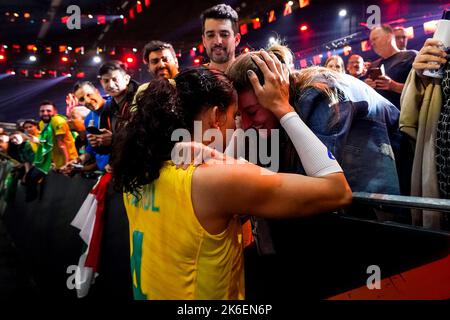 APELDOORN, PAYS-BAS - OCTOBRE 13: Ana Carolina Da Silva du Brésil est félicité par sa petite amie Anne Buijs des pays-Bas lors du demi-finale match entre l'Italie et le Brésil le jour 19 du Championnat du monde de volley-ball FIVB Womens 2022 à l'Omnisport Apeldoorn sur 13 octobre, 2022 à Apeldoorn, pays-Bas (photo de René Nijhuis/Orange Pictures) Banque D'Images