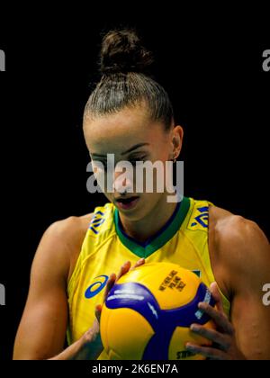 APELDOORN, PAYS-BAS - OCTOBRE 13 : Gabriela Gabi Braga Guimaraes, du Brésil, se prépare à servir lors du match semi final entre l'Italie et le Brésil le jour 19 du Championnat du monde de volley-ball des femmes FIVB 2022 à l'Omnisport Apeldoorn sur 13 octobre 2022 à Apeldoorn, pays-Bas (photo de René Nijhuis/Orange Pictures) Banque D'Images