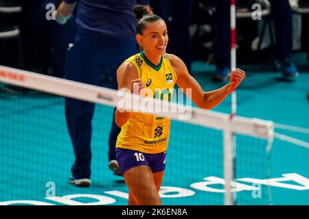 APELDOORN, PAYS-BAS - OCTOBRE 13 : Gabriela Gabi Braga Guimaraes, du Brésil, célèbre lors du match de demi-finale entre l'Italie et le Brésil le jour 19 du Championnat du monde de volley-ball FIVB Womens 2022 à l'Omnisport Apeldoorn sur 13 octobre 2022 à Apeldoorn, pays-Bas (photo de René Nijhuis/Orange Pictures) Banque D'Images