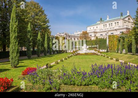 Parc Volksgarten et théâtre Burg à Vienne au printemps ensoleillé, Autriche Banque D'Images