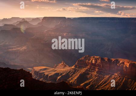 Silhouette du plateau sud du Grand Canyon au coucher du soleil doré, Arizona, États-Unis Banque D'Images