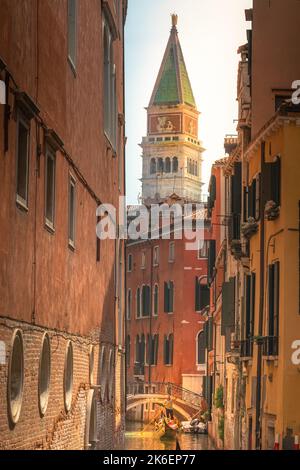 Paisible canal scénaraire dans la romantique Venise au printemps, Italie Banque D'Images