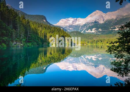 Symétrie de réflexion du lac Tovel dans le Trentin-Haut-Adige, Dolomites, Italie Banque D'Images