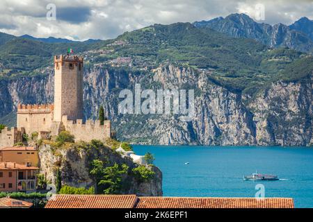Idyllique lac de Garde au-dessus de la vieille ville de Malcesine avec bateau, alpes italiennes Banque D'Images