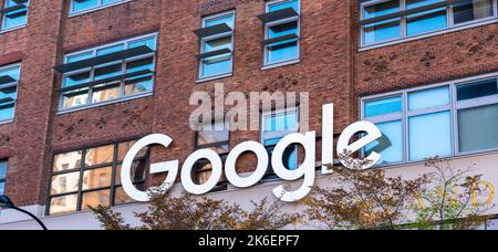 New York, États-Unis - 18 septembre 2022. Logo Google sur le mur d'un bureau à Manhattan Banque D'Images