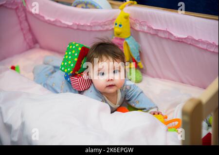 Portrait d'une petite fille mignonne avec des yeux étincelants Banque D'Images