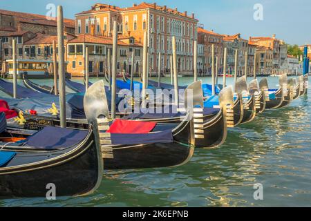 Gondoles dans le Grand Canal quai de pieu au coucher du soleil doré, Venise, Italie Banque D'Images
