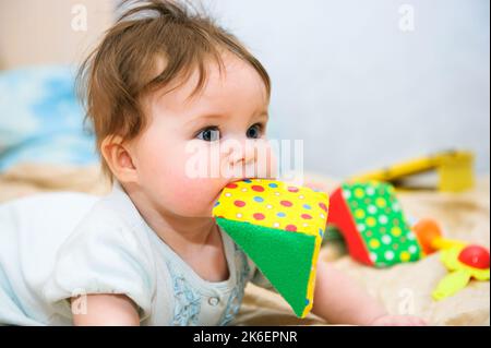 Portrait d'une petite fille mignonne avec des yeux étincelants Banque D'Images