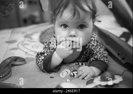 Portrait d'une petite fille mignonne avec des yeux étincelants Banque D'Images