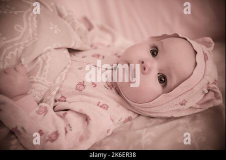 Portrait d'une petite fille mignonne avec des yeux étincelants Banque D'Images