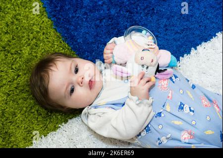 Portrait d'une petite fille mignonne avec des yeux étincelants Banque D'Images