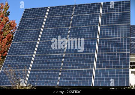 Freeport, Maine, États-Unis. Panneaux solaires utilisés pour collecter une source d'énergie pour les entreprises locales. Banque D'Images