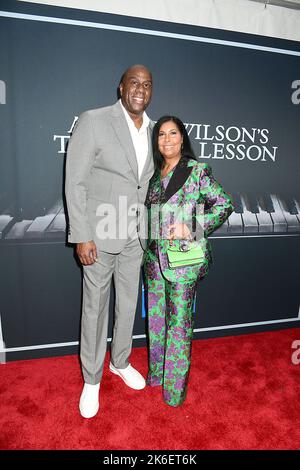 Earvin Magic Johnson et sa femme Cookie Johnsonassiste à la soirée d'ouverture de Wilson à la soirée d'ouverture du théâtre Ethel Barrymore sur 13 octobre 2022 à New York, New York, États-Unis. Robin Platzer/ Twin Images/ Credit: SIPA USA/Alamy Live News Banque D'Images