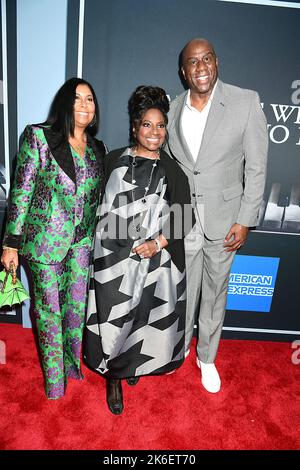 Earvin Magic Johnson et sa femme Cookie Johnson et Latanya Richardson Jackson, assistent à la soirée d'ouverture de la soirée « The Piano Lesson » d'août Wilson au théâtre Ethel Barrymore sur 13 octobre 2022 à New York, New York, États-Unis. Robin Platzer/ Twin Images/ Credit: SIPA USA/Alamy Live News Banque D'Images