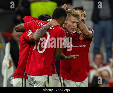 Manchester, Royaume-Uni. 14th octobre 2022. Scott McTominay (2nd R) de Manchester United célèbre avec ses coéquipiers après avoir marqué le but gagnant lors du match de l'UEFA Europa League Group E entre Manchester United et le Omonia FC à Manchester, en Grande-Bretagne, le 13 octobre 2022. Credit: Xinhua/Alay Live News Banque D'Images