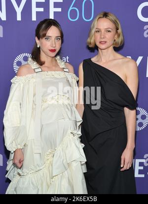 De gauche à droite : Zoe Kazan et Carey Mulligan assistent à la présentation qu'elle a dite au Festival du film de New York en 60th, au Hall Alice Tully à New York, NY, sur 13 octobre 2022. (Photo de Stephen Smith/SIPA USA) Banque D'Images