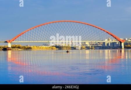 Le bateau au pont Bugrinsky. La rive de la rivière OB dans la grande ville le matin. Novosibirsk, Sibérie, Russie, 2022 Banque D'Images