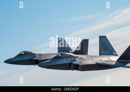 Lask, Pologne. 12th octobre 2022. ÉTATS-UNIS Les chasseurs F-22 de la Force aérienne affectés à l'escadron de combat expéditionnaire 90th forment deux navires pendant le blindage aérien de l'OTAN au-dessus de la Pologne 12 octobre 2022 près de Lask, en Pologne. Credit: SSgt Danielle Sukhlaall/US Air Force/Alay Live News Banque D'Images