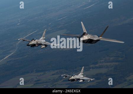 Lask, Pologne. 12th octobre 2022. A ÉTATS-UNIS Un avion de chasse F-22 de la Force aérienne affecté à l'escadron de combat expéditionnaire 90th effectue une mission de protection aérienne de l'OTAN avec deux chasseurs F-16 de la Force aérienne polonaise, à 12 octobre 2022 près de Lask, en Pologne. Credit: SSgt Danielle Sukhlaall/US Air Force/Alay Live News Banque D'Images