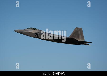 Anchorage, États-Unis. 13th octobre 2022. A ÉTATS-UNIS L'avion de chasse F-22 Raptor de la Force aérienne affecté à l'aile 3rd prend le décollage pour une sortie pendant LE DRAPEAU ROUGE Alaska 23-1 à partir de la base conjointe Elmendorf-Richardson 13 octobre 2022 à Anchorage, en Alaska. Crédit : A1c Julia Lebens/US Air Force/Alay Live News Banque D'Images