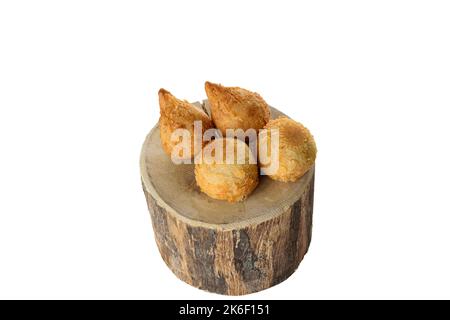 Quatre savorys brésiliens frits à l'huile avec garniture au fromage et au poulet (fond blanc). Banque D'Images