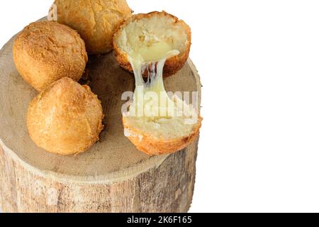 Les Brésiliens salés sont farcis avec du fromage mozzarella fondu (fond blanc). Banque D'Images