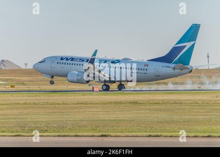 2 août 2022 - Calgary Alberta Canada - avions de ligne WestJet à l'aéroport international de Calgary Banque D'Images