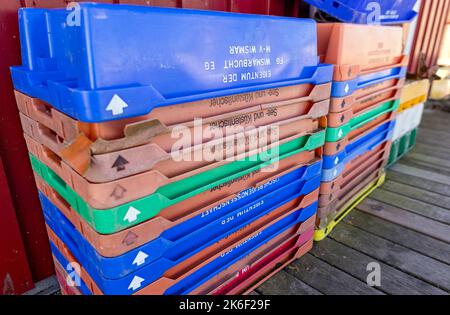 Boltenhagen, Allemagne. 10th octobre 2022. Des boîtes à poissons vides sont empilées sur la jetée dans le petit port de pêche de la mer Baltique. À la mi-octobre, les pêcheurs s'attendent à ce que l'UE dispose de nouvelles spécifications pour les captures de pêche dans la mer Baltique. Credit: Jens Büttner/dpa/Alay Live News Banque D'Images