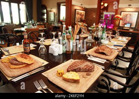 ISTANBUL, TURQUIE - 13 MAI : steak, hamburger avec bière et vin rouge dans la table du restaurant sur 13 mai 2013 à Istanbul, Turquie. Banque D'Images