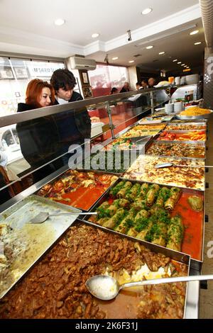 ISTANBUL, TURQUIE - JUIN 14 : couple regardant les plats traditionnels turcs dans le restaurant sur 14 juin 2012 à Istanbul, Turquie. Banque D'Images