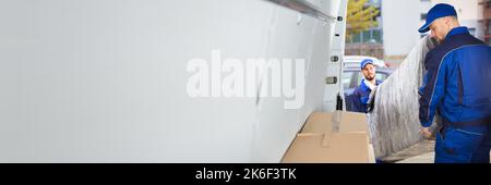 Happy Movers décharger les meubles du camion. Service de déplacement Banque D'Images