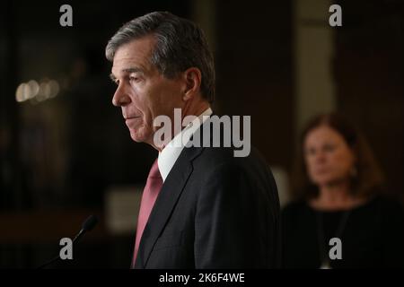 Raleigh, Caroline du Nord, États-Unis. 13th octobre 2022. Roy Cooper, gouverneur de Caroline du Nord, parle lors d'un briefing de presse à la suite d'une fusillade qui a fait cinq morts le jeudi 13 octobre 2022 à Raleigh, en Caroline du Nord (Image de crédit : © Bob Karp/ZUMA Press Wire) Banque D'Images