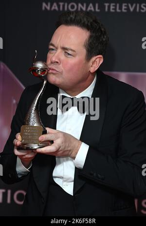 13 octobre 2022. Londres, Royaume-Uni. Stephen Mulhern dans la salle de presse après avoir accepté le prix TV Presenter au nom de Ant et Dec aux National Television Awards 2022, Wembley Arena. Crédit : Doug Peters/EMPICS/Alamy Live News Banque D'Images