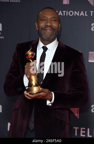 13 octobre 2022. Londres, Royaume-Uni. Sir Lenny Henry dans la salle de presse après avoir remporté le Prix spécial de reconnaissance lors des National Television Awards 2022, Wembley Arena. Crédit : Doug Peters/EMPICS/Alamy Live News Banque D'Images