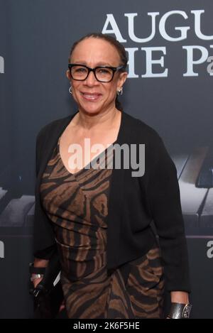 New York, États-Unis. 13th octobre 2022. S. Epatha Merkerson assiste à la soirée d'ouverture de Broadway à l'Ethel Barrymore Theatre de New York, NY, 13 octobre 2022. (Photo par Efren Landaos/Sipa USA) crédit: SIPA USA/Alay Live News Banque D'Images