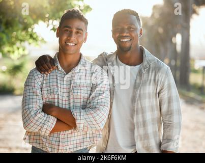 L'agriculture est la civilisation, deux jeunes agriculteurs se tenant à l'extérieur. Banque D'Images