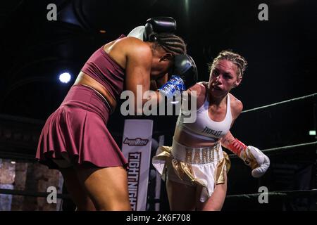 New York, NY, États-Unis. 13th octobre 2022. BrooklynÃs Heather Hardy (jupe blanche 23-2 2 Kos) en action contre Calista Silgado (20-16-3 15 Kos) à la boxe InsiderÃs inaugural Nouvelle carte de combat Beginnings. Hardy a gagné par décision unanime. (Image de crédit : © Adam DelGiudice/ZUMA Press Wire) Banque D'Images