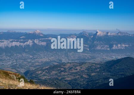 Vallée avec la ville de Grenoble vue des montagnes de Chamrousse en été dans les Alpes en France Banque D'Images
