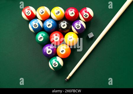 Boules de billard colorées avec repère sur la table Banque D'Images