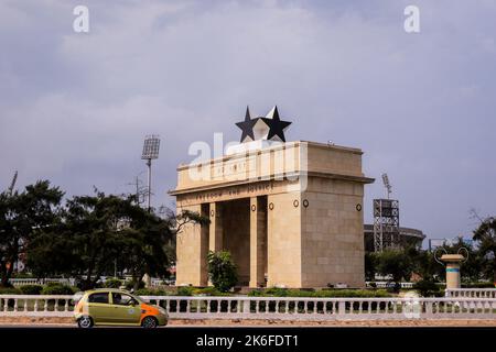 Accra, Ghana - 01 avril 2022 : Arc d'indépendance sur la place de l'étoile noire à Accra, capitale africaine Banque D'Images