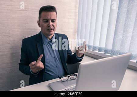 Agacé homme d'affaires fou portant un costume frustré par le problème en ligne, stressé en colère homme professionnel utilisant un ordinateur portable scandalisé par PC cassé, fou à propos Banque D'Images