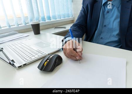 Homme d'affaires en costume élégant travaillant avec des documents signer le contrat, plan d'affaires assis au bureau de travail, concept de retenue vide, feuille vide de whit Banque D'Images