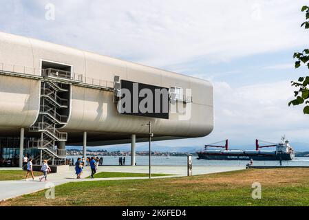 Santander, Espagne - 14 août 2022 - le Centro Botin est un centre artistique conçu par l'architecte Renzo Piano, lauréat du prix Pritzker. Banque D'Images