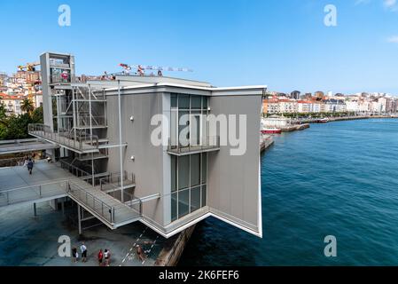 Santander, Espagne - 14 août 2022 - le Centro Botin est un centre artistique conçu par l'architecte Renzo Piano, lauréat du prix Pritzker. Banque D'Images