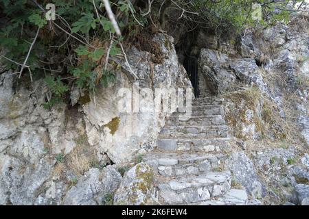 Les photos représentent ce qui est aujourd'hui et ce qui était San Donato di Ninea. Un arrêt important pour ceux qui voyagent et veulent découvrir de nouveaux lieux Banque D'Images