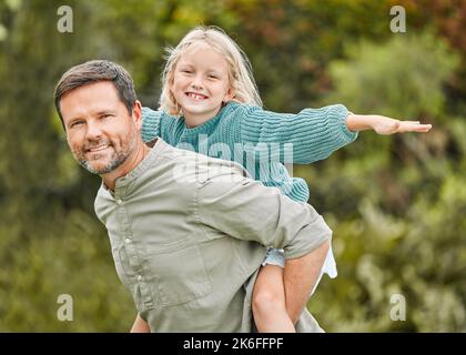 Papa sait comment égayer la journée. un père passe du temps à l'extérieur avec sa jeune fille. Banque D'Images