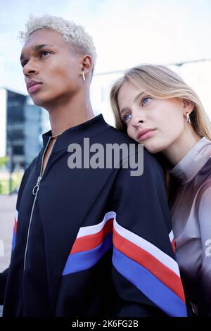 Couple amour, sérieux et mode de rue moderne gen z ou le style millénaire dans la ville ensemble. Jeune homme et femme, divers amis à la mode et Banque D'Images