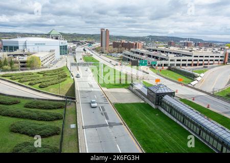 Albany, New York, États-Unis d'Amérique – 26 avril 2017. Vue de l'Empire State Plaza à Albany vers l'Hudson River. La vue intègre Banque D'Images